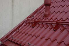 Detail lemování zdi, sněhové zachytávače, odvětrání kanalizace Detail lemování zdi, sněhové zachytávače, odvětrání kanalizace