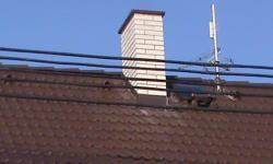 Detail oplechování komína, střešního prostupu, lávky a prostupu antény
