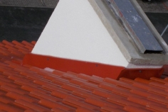 Detail oplechování komína v barvě krytiny Detail oplechování komína v barvě krytiny