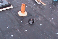 Detail střešních doplňků, gul a prostupů střechou