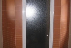 multifunkční vystavěnný sprch. kout, dveře do niky s úpravou snadného čištění