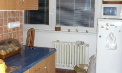 Pohled do kuchyně, rustikální dlažba a obklad za deskou