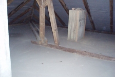 Pohled do půdy před zahájením zateplení Pohled do půdy před zahájením zateplení