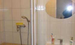 Pohled na sprchový kout Ravak a koupelnový nábytek