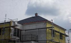 Rekonstrukce střechy hotová, probíhá zateplení domu minerální vatou