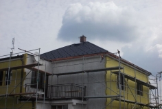 Rekonstrukce střechy hotová, probíhá zateplení domu minerální vatou