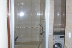 Vyzděnný kout 110x100cm včetně sedátka, hlavové a ruční sprchy, podomítkový rozvod