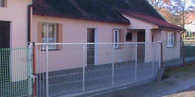 Fasáda Weber silikonová omítka, dlažba Best, vrata žárový pozink Fasáda Weber silikonová omítka, dlažba Best, vrata žárový pozink