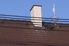 Detail oplechování komína, střešního prostupu, lávky a prostupu antény