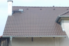 Pohled na část střechy, komín. lávku a stř. výlez