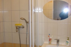 Pohled na sprchový kout Ravak a koupelnový nábytek