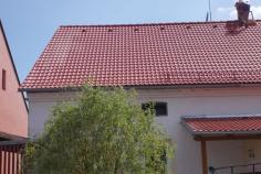 Detail kraje, sněhový zachytávač, hřeben, větračky Detail kraje, sněhový zachytávač, hřeben, větračky