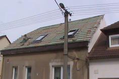 Pohled z ulice, zatepleno včetně folie, zalaťováno, osazeny střešní okna Velux, připraveno k pokládce krytiny Pohled z ulice, zatepleno včetně folie, zalaťováno, osazeny střešní okna Velux, připraveno k pokládce krytiny